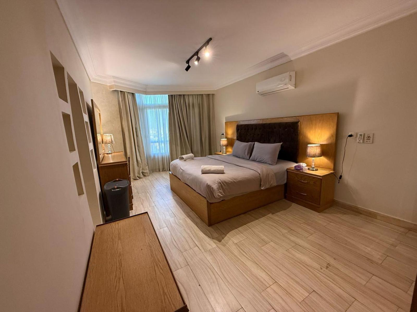 23 Floors Up Breathtaking Nile View 2br In Maadi Apartamento