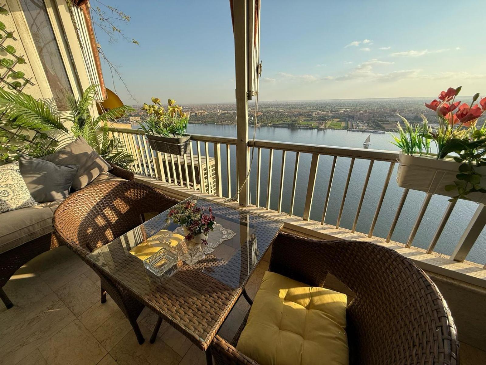 23 Floors Up Breathtaking Nile View 2br In Maadi Apartamento